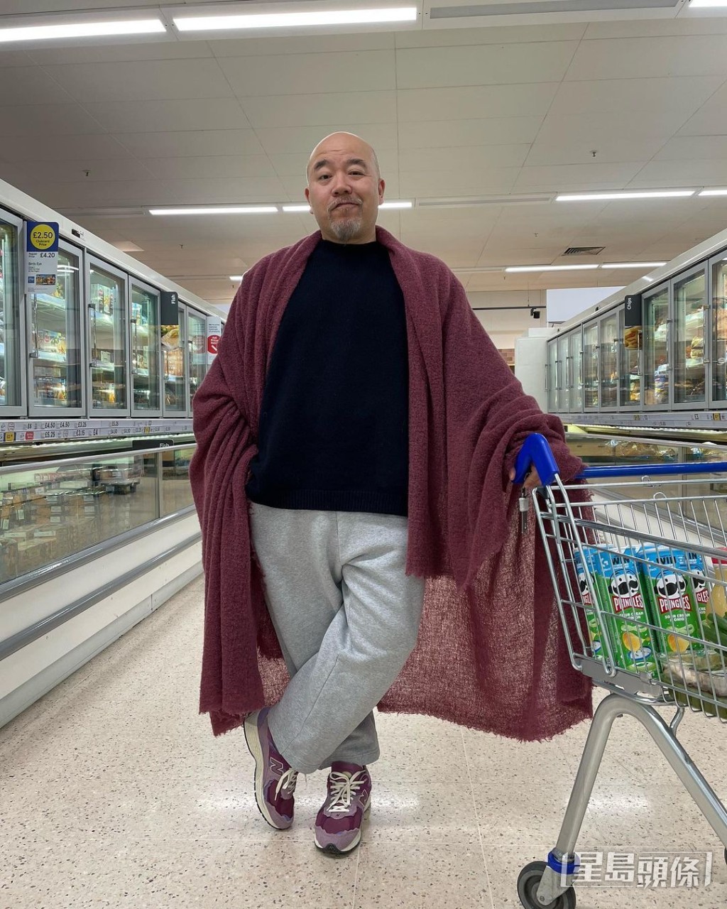 黄伟文近年长留英国。