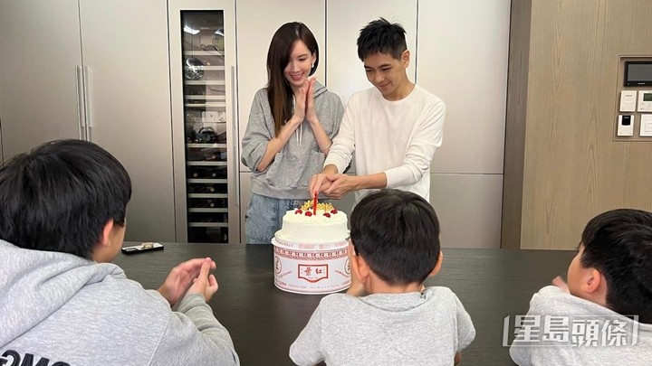 林志穎生日時公開的新相,見到整個人相當消瘦,臉頰瘦到凹,靚仔樣仍然Keep住,未有如早前外傳「毀容」,四肢亦見靈活。 