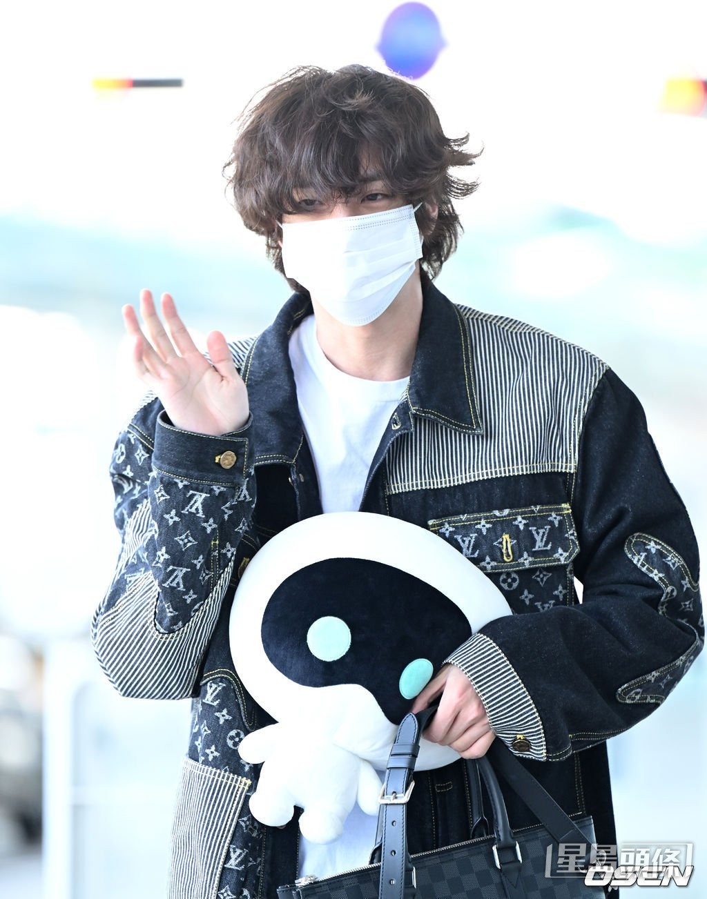 Jin今日亦現身機場出發到阿根廷，為28日跟樂隊Coldplay演出作準備。