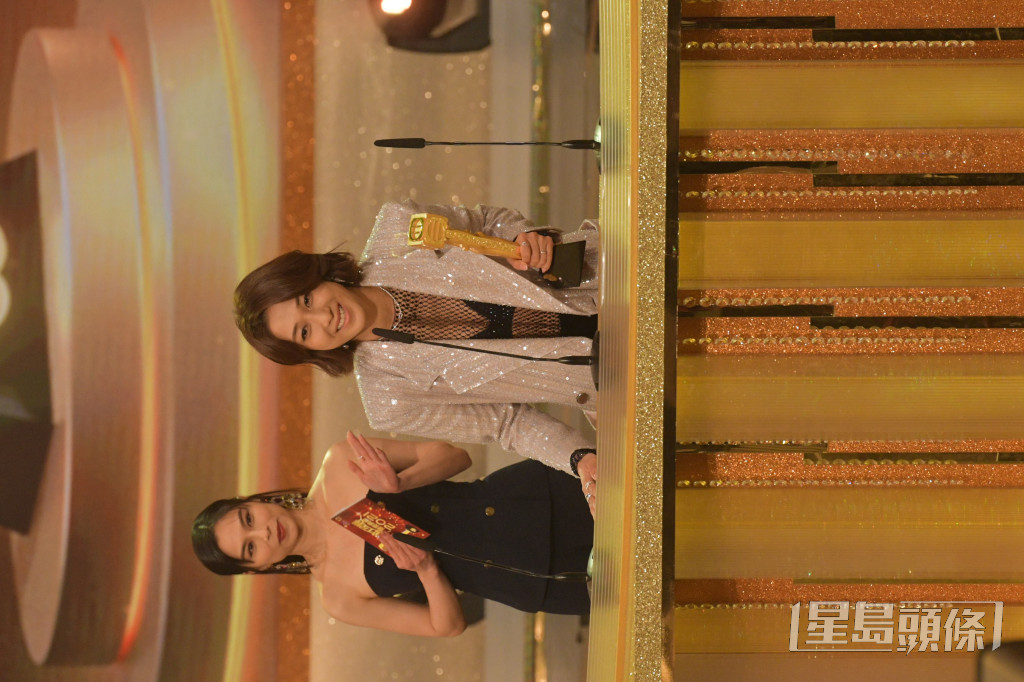 鍾嘉欣前年曾回港參加台慶頒獎禮，可惜再次失落視后寶座，只獲得「馬來西亞最喜愛TVB女主角	」。