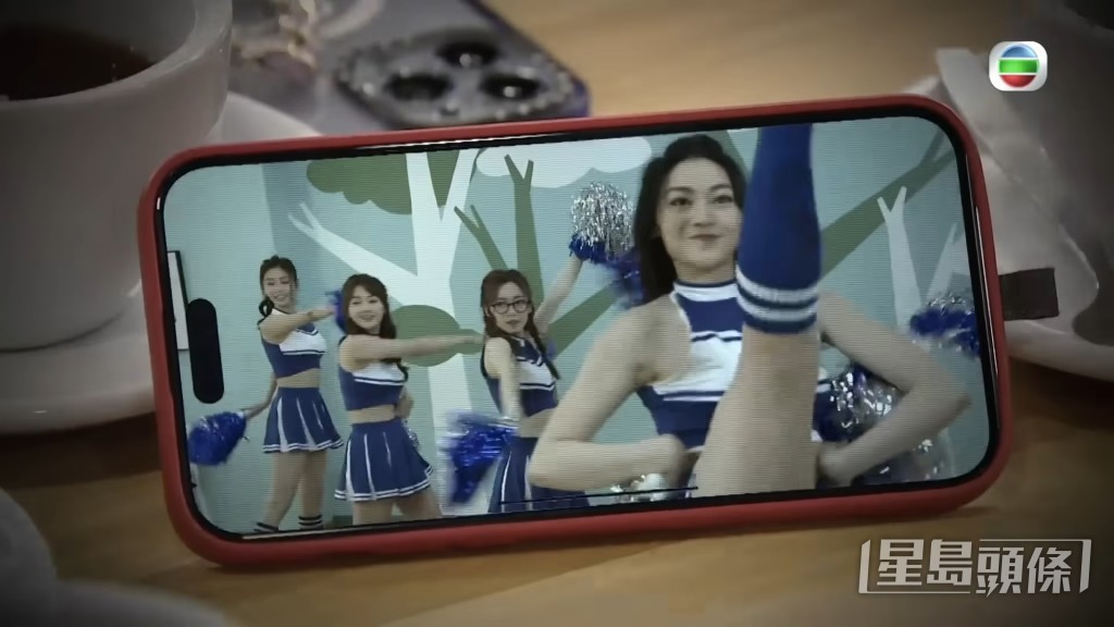 眾人化身啦啦隊，仲踢腿「一字馬」勁舞一番。