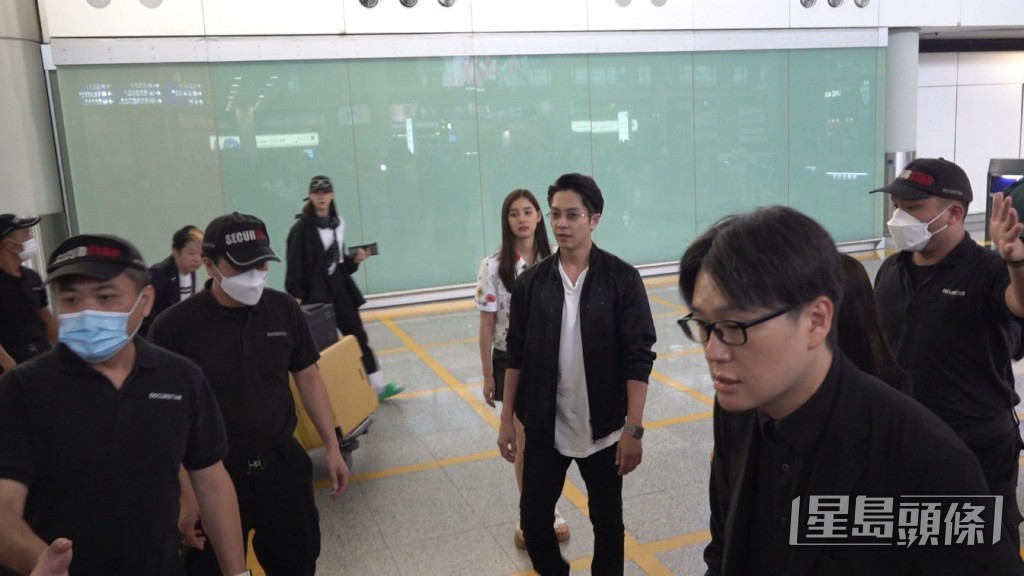 山下智久穿上黑白色上衣现身机场。