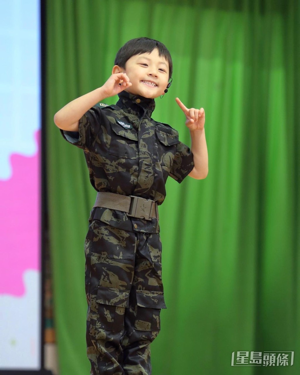 Rex表演環節扮軍人，不過雙手篤面賣萌。