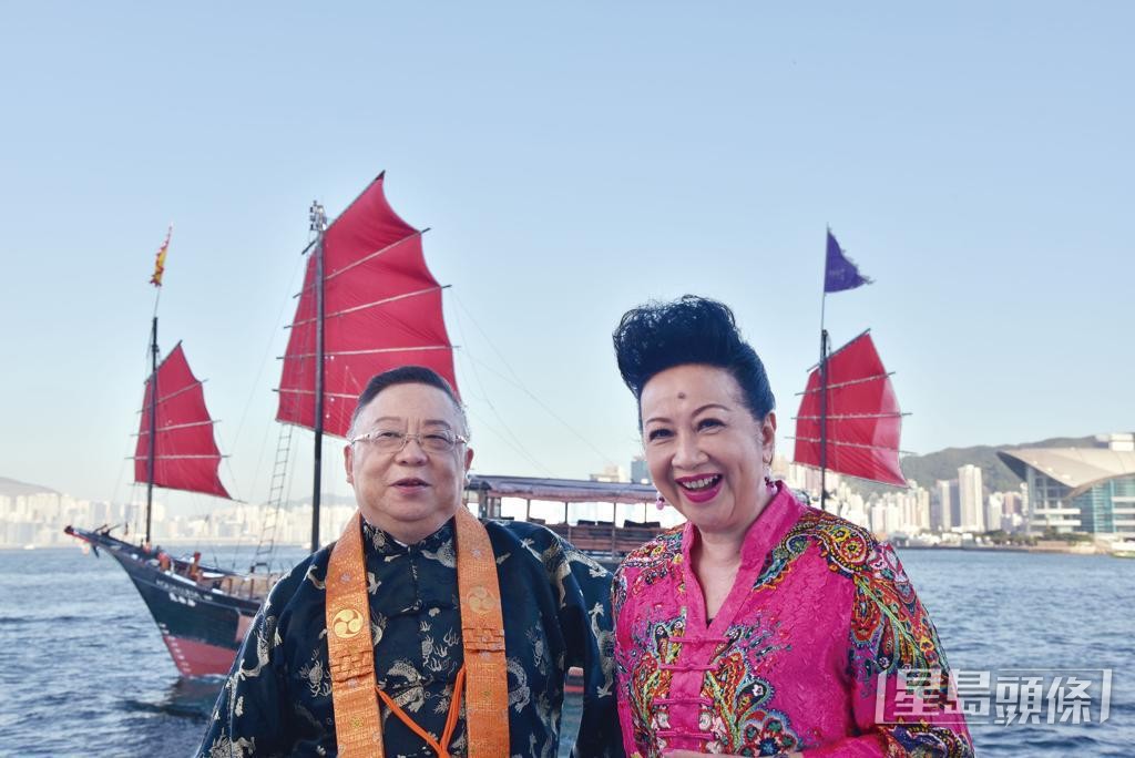 李居明亦有為無綫主持風水節目。
