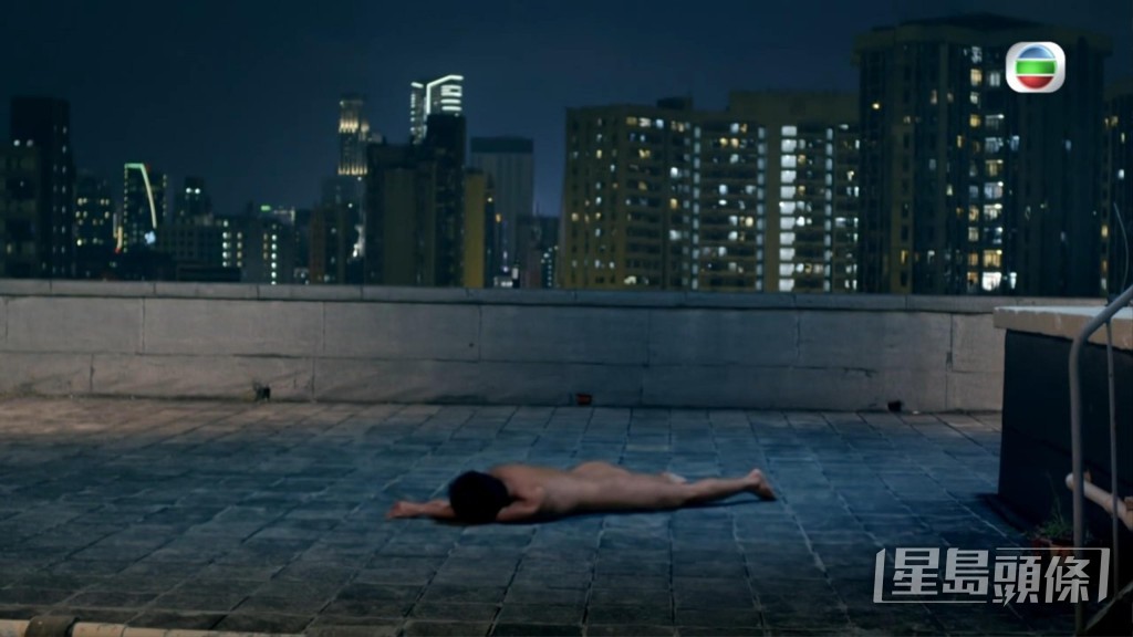 其中一幕露股，睇到觀眾嘩嘩聲。