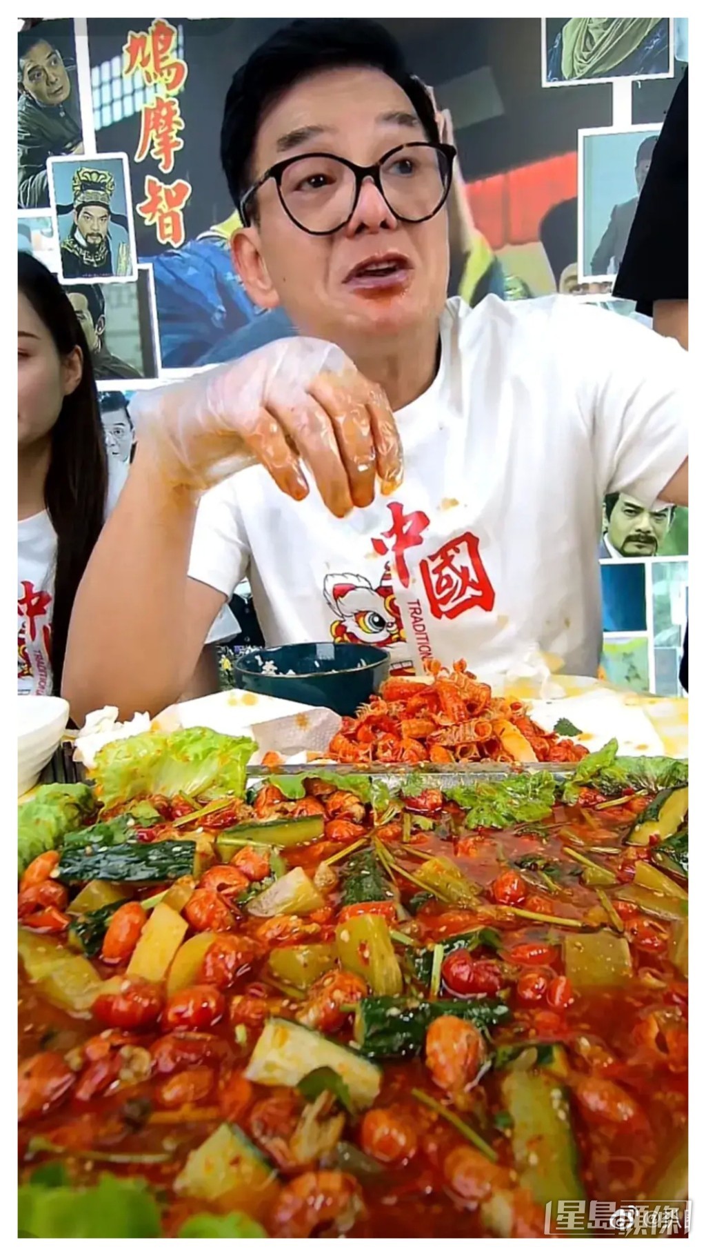 李国麟自去年起开始尝试带货直播，曾经在直播中“鲸吞”大量超辣小龙虾，期间更要不停饮水。