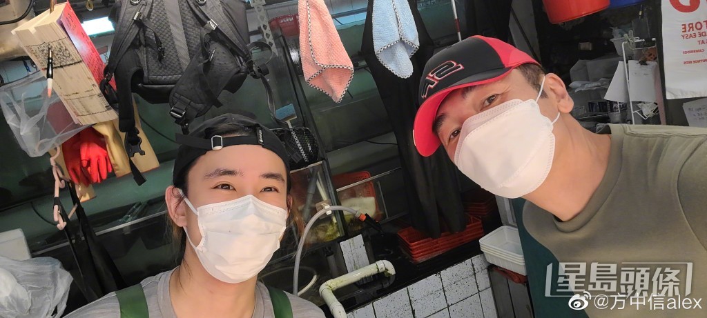 方中信不時與人合照。