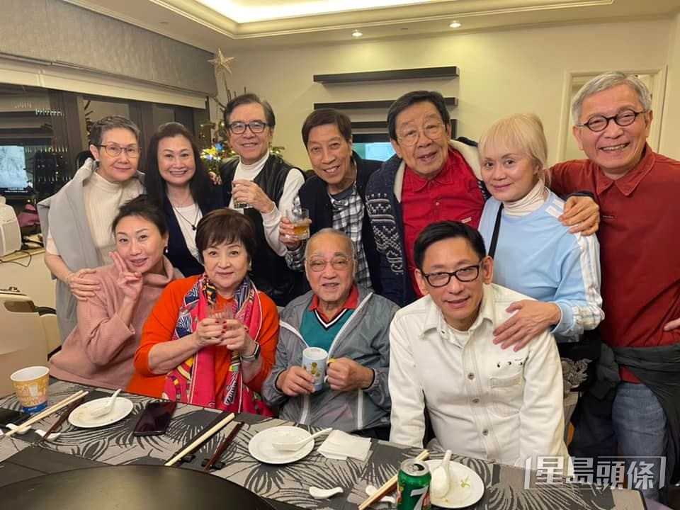 盧海鵬精神不錯，間中出席朋友聚會。  ​