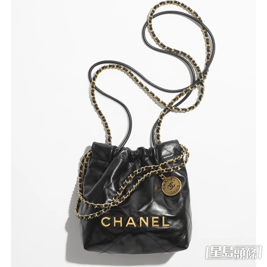 手袋是Chanel 22 mini bag。