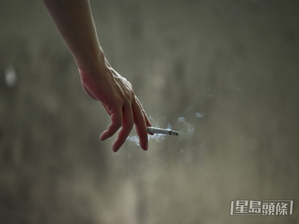 報販團體擔心增加煙稅會令更多煙民轉食私煙。資料圖片，非涉事人