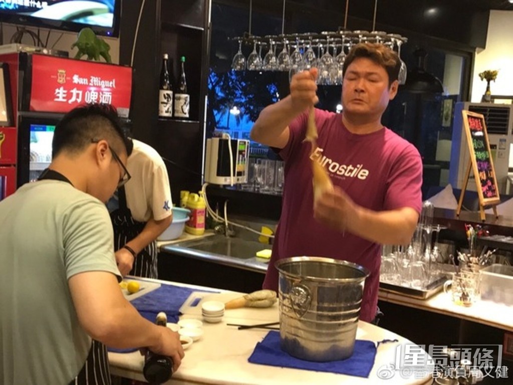 做生招牌招呼朋友!