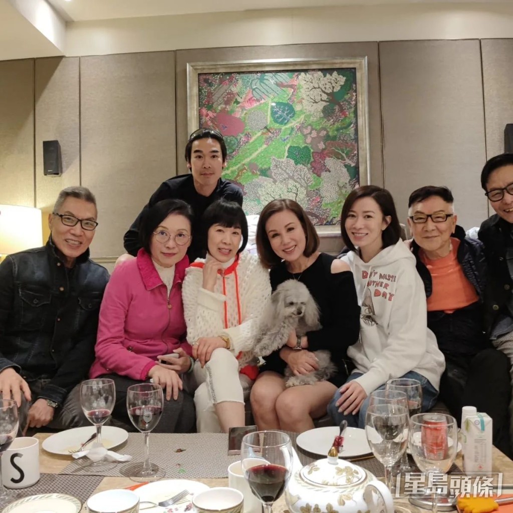 75歲金興賢（右）雖然只露出半邊面，但仍可見精神不錯。