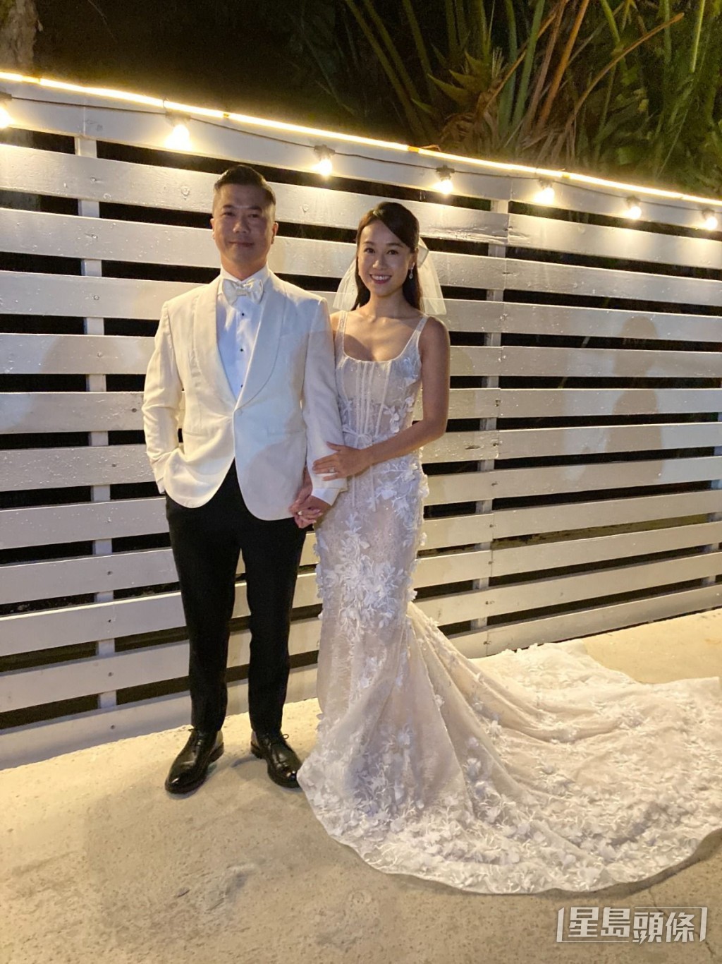 黄心颖穿上贴身鱼尾婚纱。 黄心颖穿上贴身鱼尾婚纱。