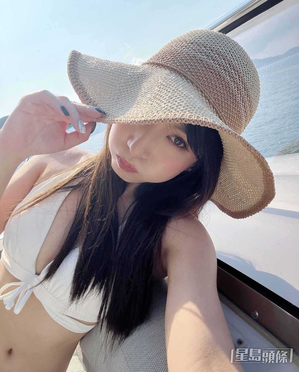 譚嘉儀遊艇上周圍影。