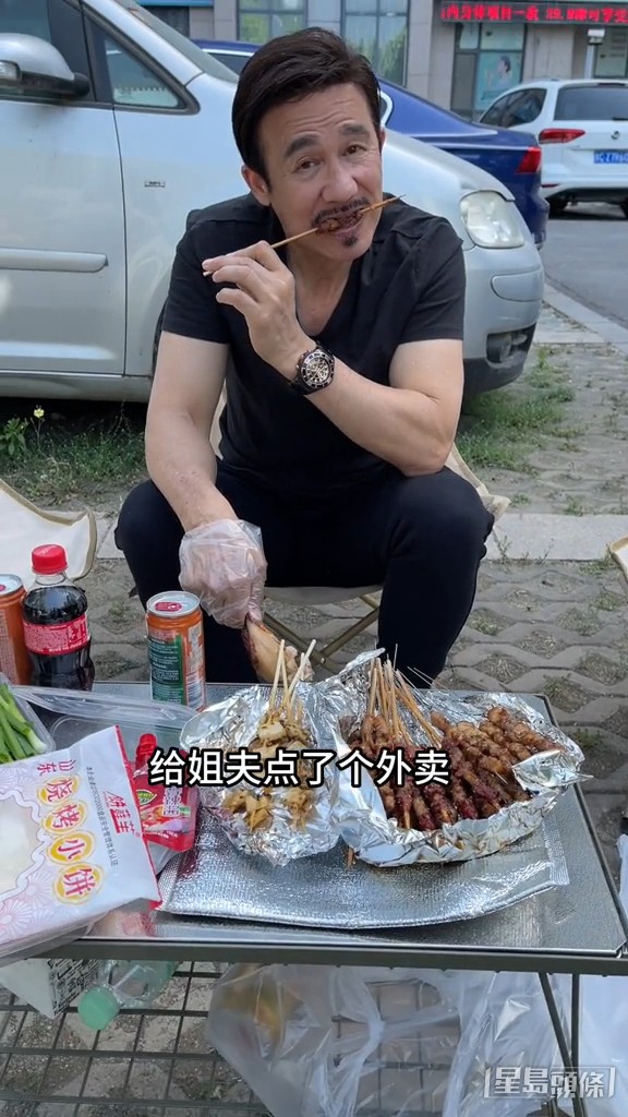 李子雄獲同行的老婆細佬買外賣，在停車場踎街邊食串燒。