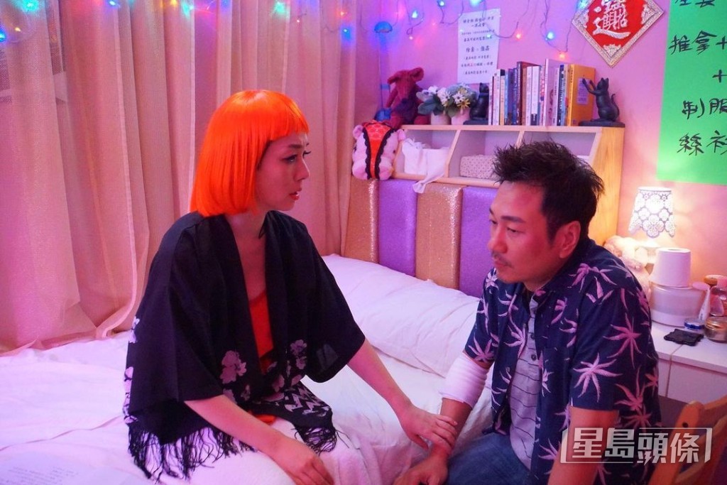 以多套性感装束示人。