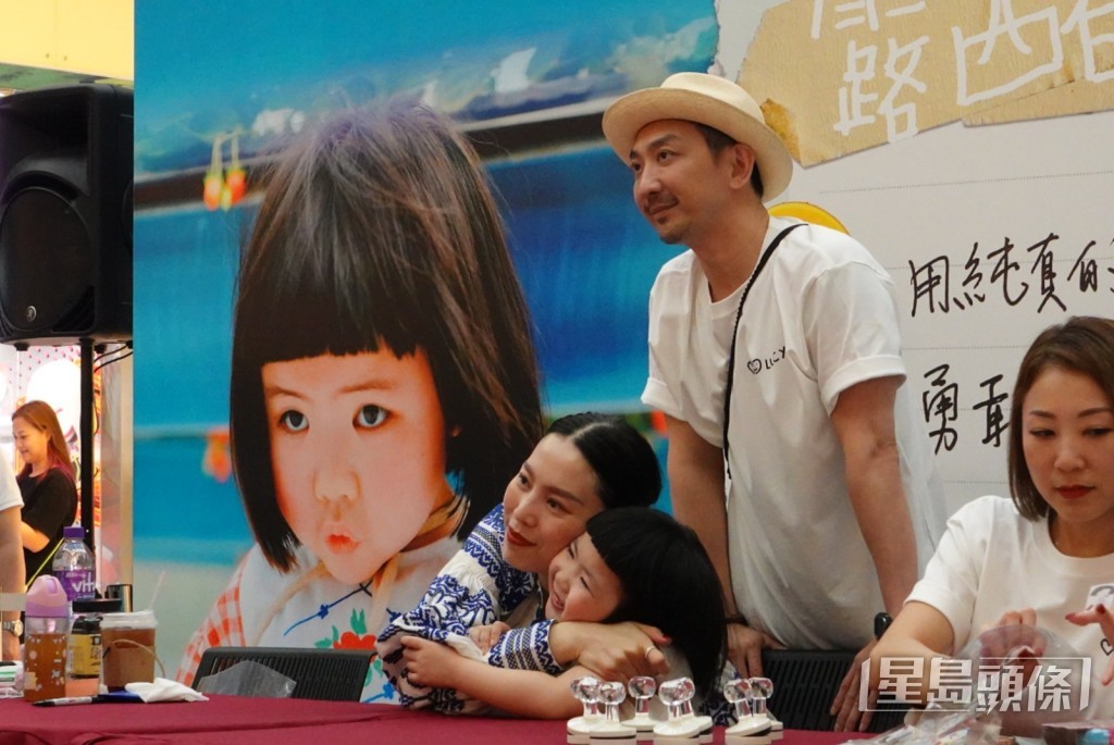 LUCY知道圍觀嘅人係佢FANS