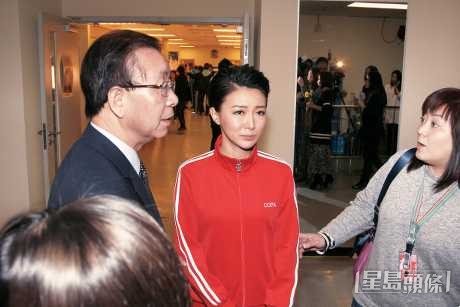 當年大型特備統籌科經理Rosa(陳紫蓮)榮休,曾爸爸要兼任管理港姐事務,經常陪同港姐馬賽出席公開活動。