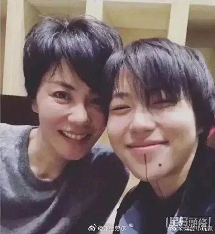 王菲與大女竇靖童關係親密。