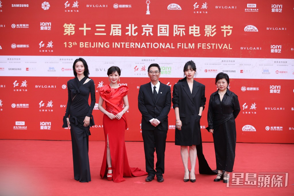 導演關錦鵬（中）率領《八個女人一台戲》演員（左起）齊溪、趙雅芝、白白何等出席。