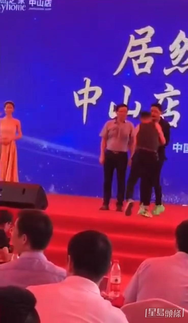 任達華遭刺傷腹部，右手四隻手指亦被割傷。