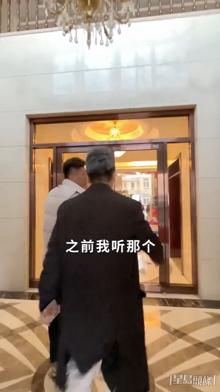 大门口位置有一对花式铁门大。