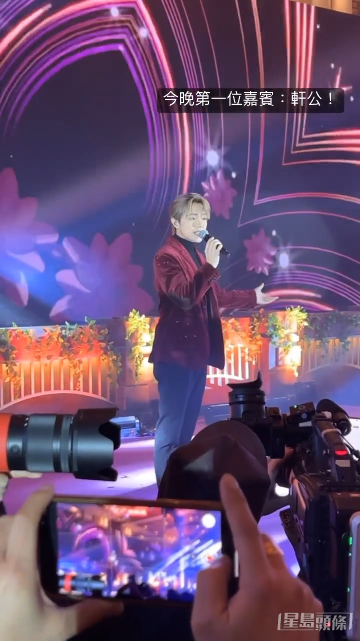 张敬轩演唱《樱花树下》及《骚灵情歌》两首金曲。