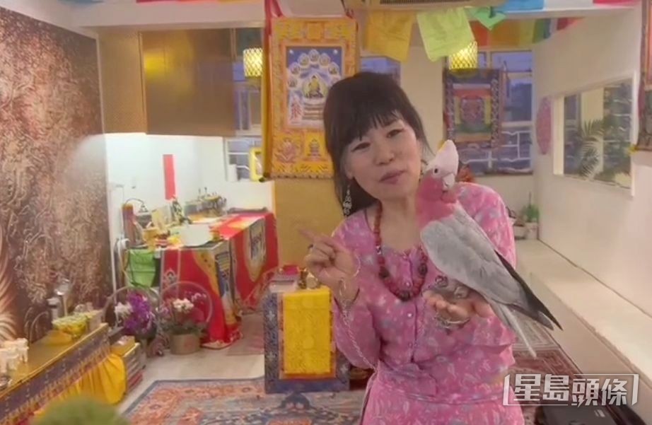 師傅在佛堂為雀仔「阿嬌」皈依,「阿嬌」聽話叩拜佛菩薩。