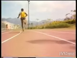 鍾楚紅與球王賽跑，比利還讓一大截距離。