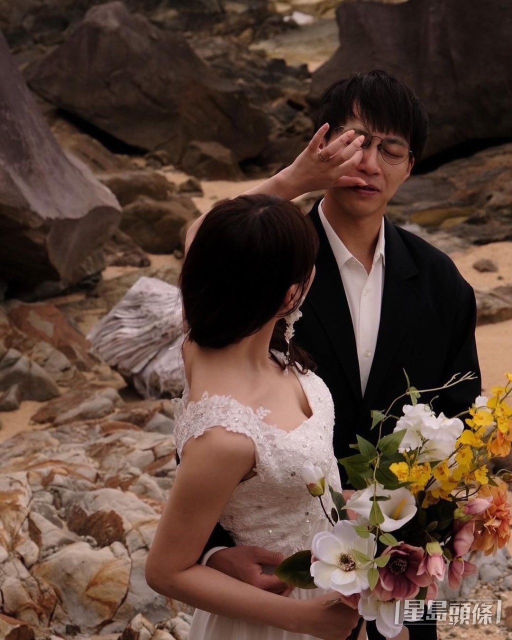 坤哥首次在個人IG分享婚紗相。