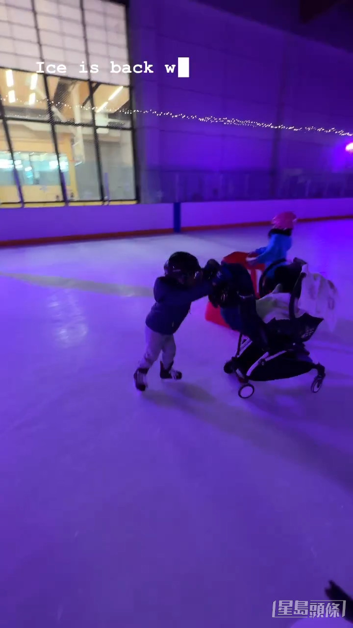 4歲的Jared推着BB車溜冰已經有模有樣。