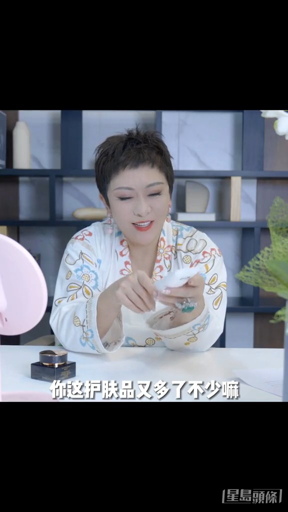 向太最近在短片平台直播帶貨,獲得群星拍片祝賀。