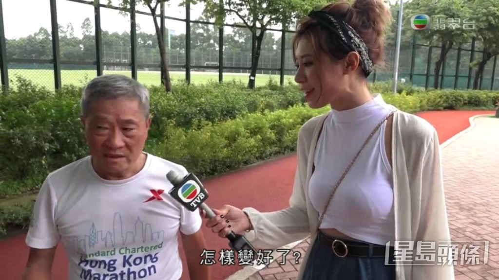 林泳淘主持《東張》時,經常以小背心加斜孭袋上陣。