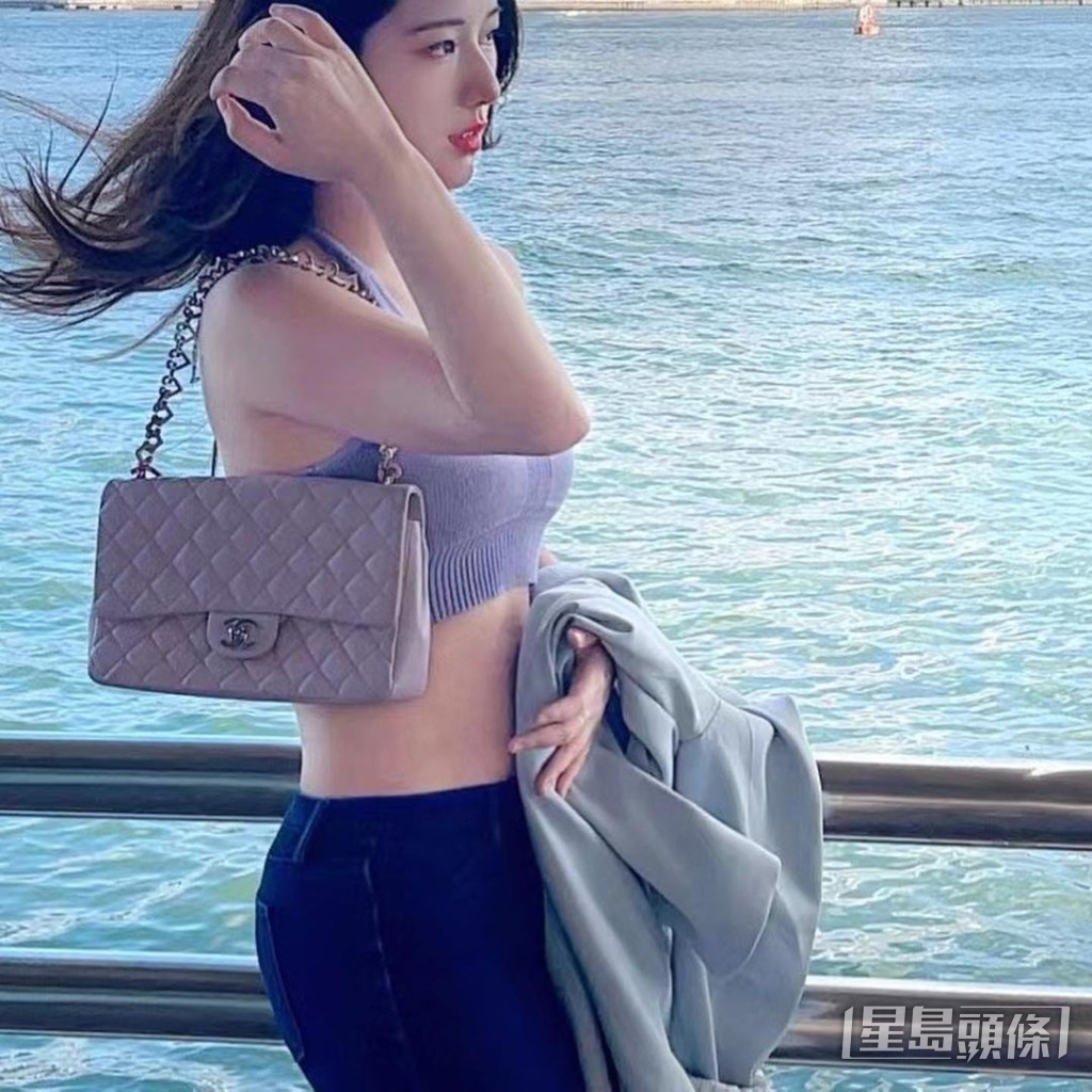 Nichole擁有多款Chanel包包。