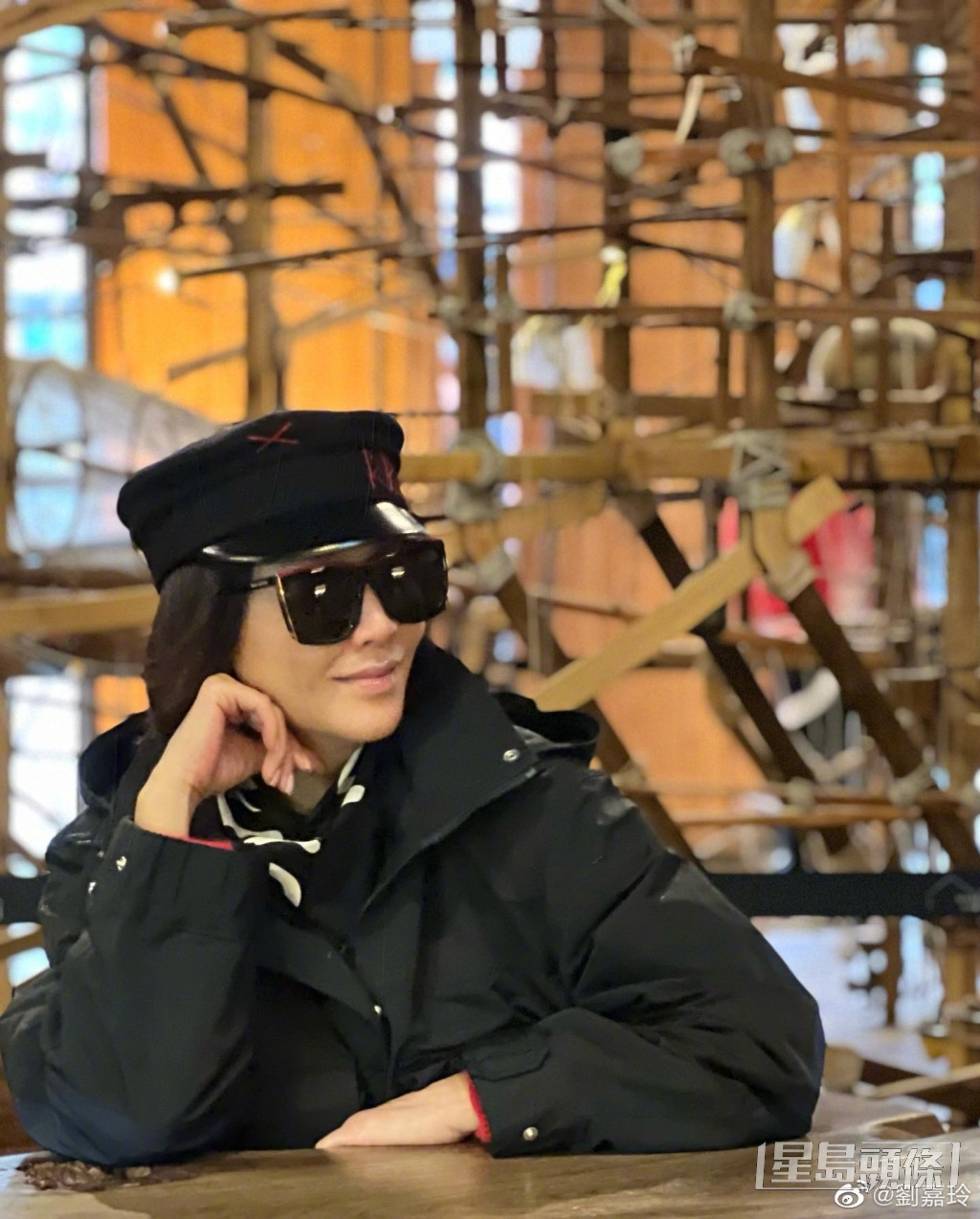 刘嘉玲也不时在IG贴出戴帽及太阳眼镜的照片。