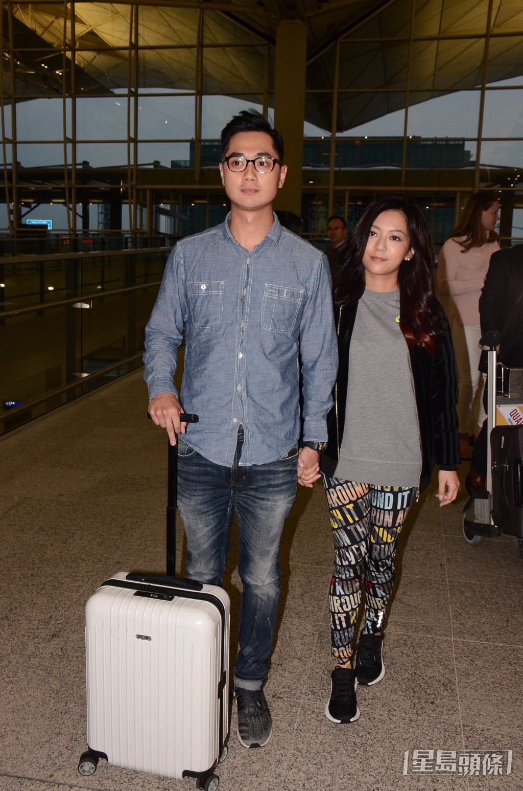 鄭俊弘背未婚妻出軌何雁詩，更與新歡十指緊扣現身機場。
