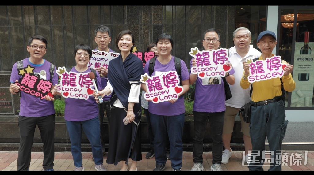 龍婷粉絲嘅衫襯晒色喎。