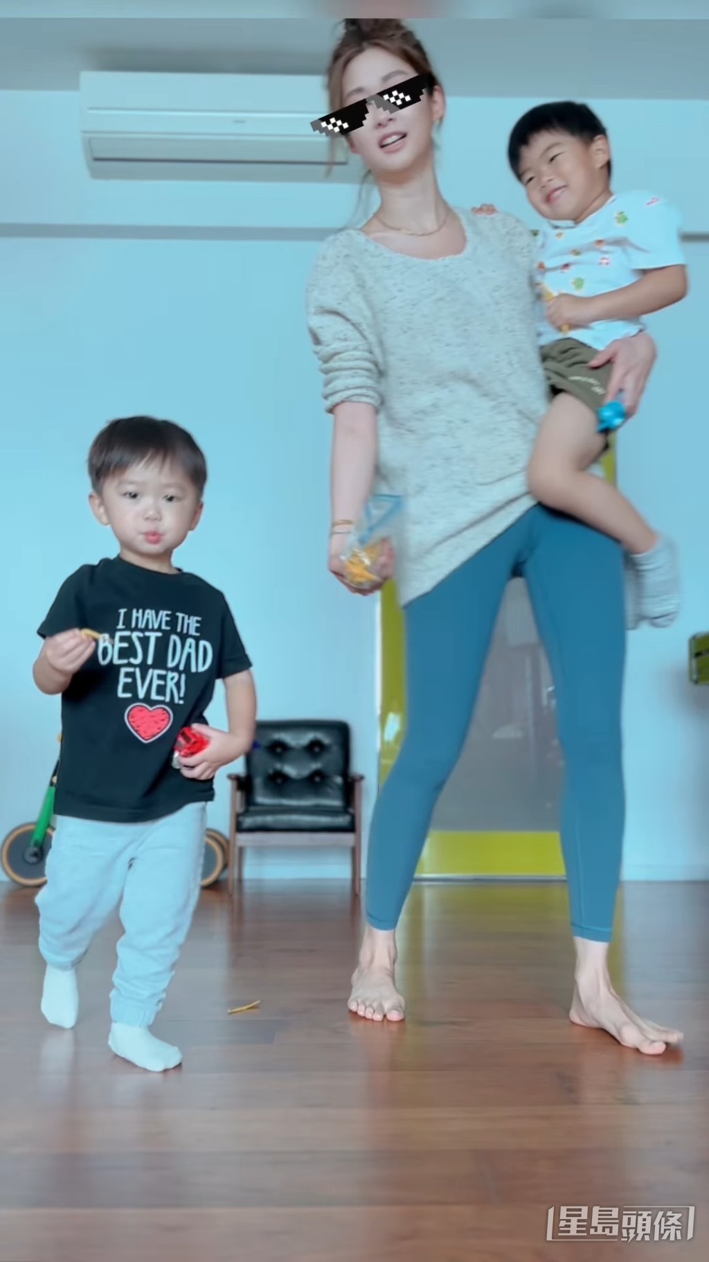 抱着兒子也能輕鬆做到。