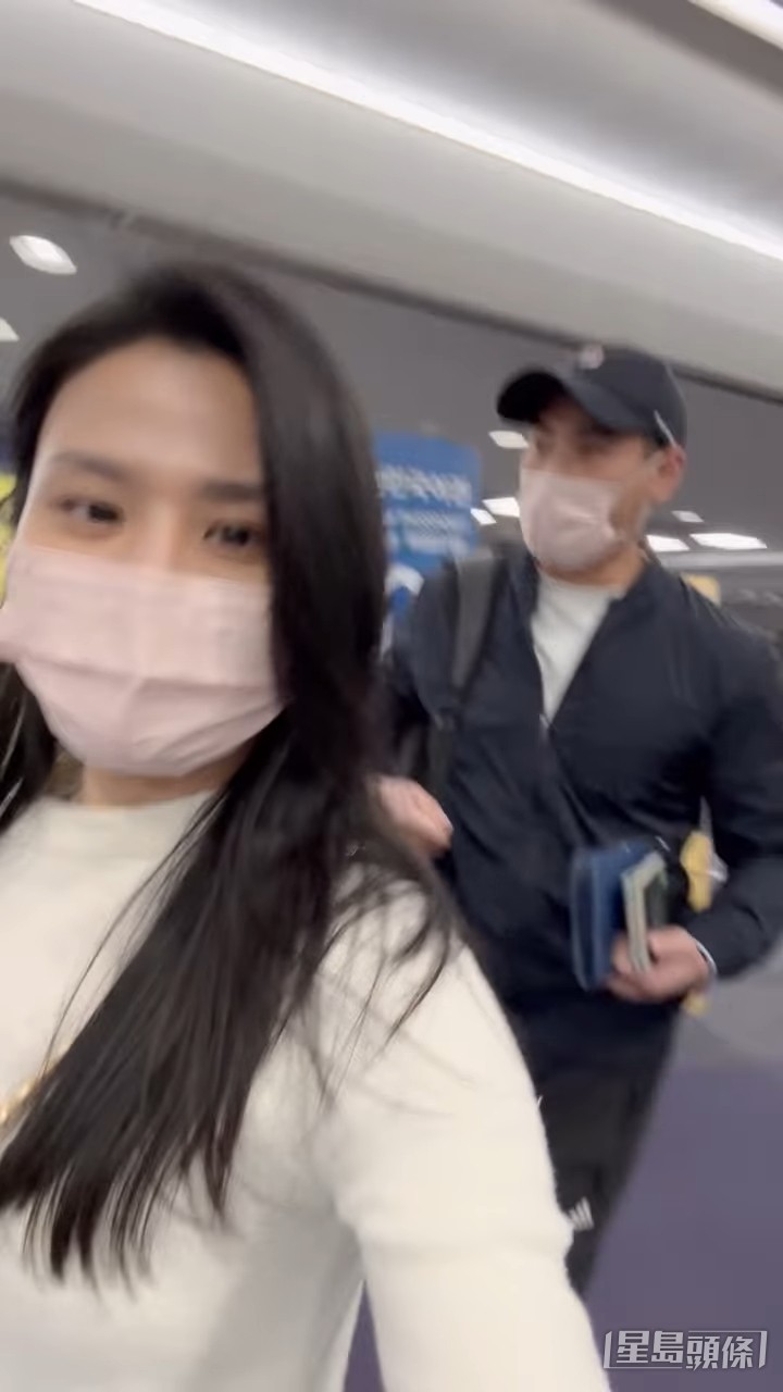 老公跟在身後。