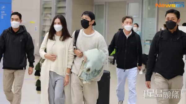 宋仲基當日返韓時面對傳媒接機，都一齊步出機場，未有避忌。