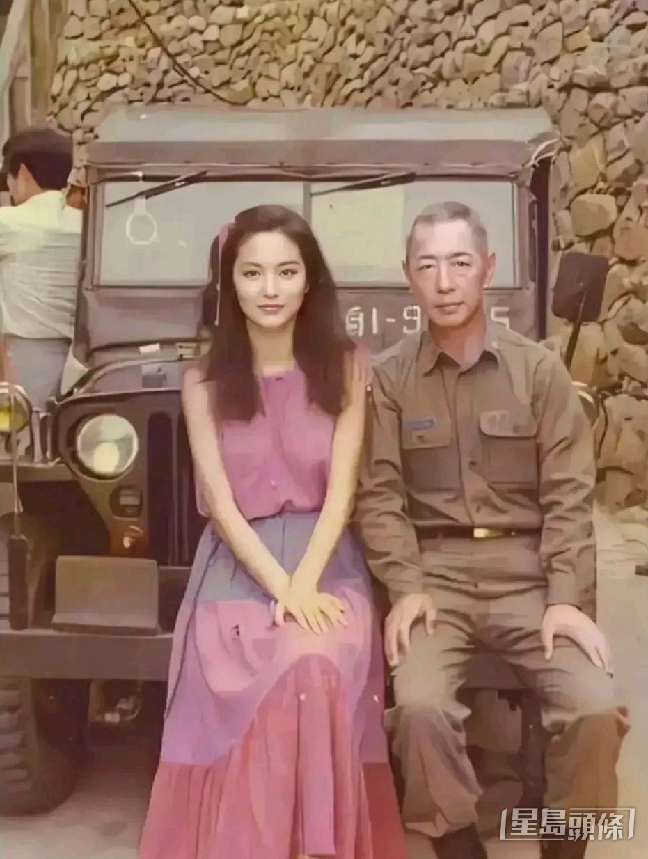 最近微博又流傳幾張林青霞的舊照,包括1980年26歲的林青霞獲父親林維良探班。