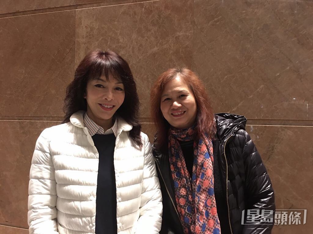 坤媽都有貼明星集郵照，但暫時只得「Dodo姐」鄭裕玲（左）。