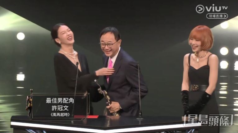 許冠文在台上顯得相當興奮。
