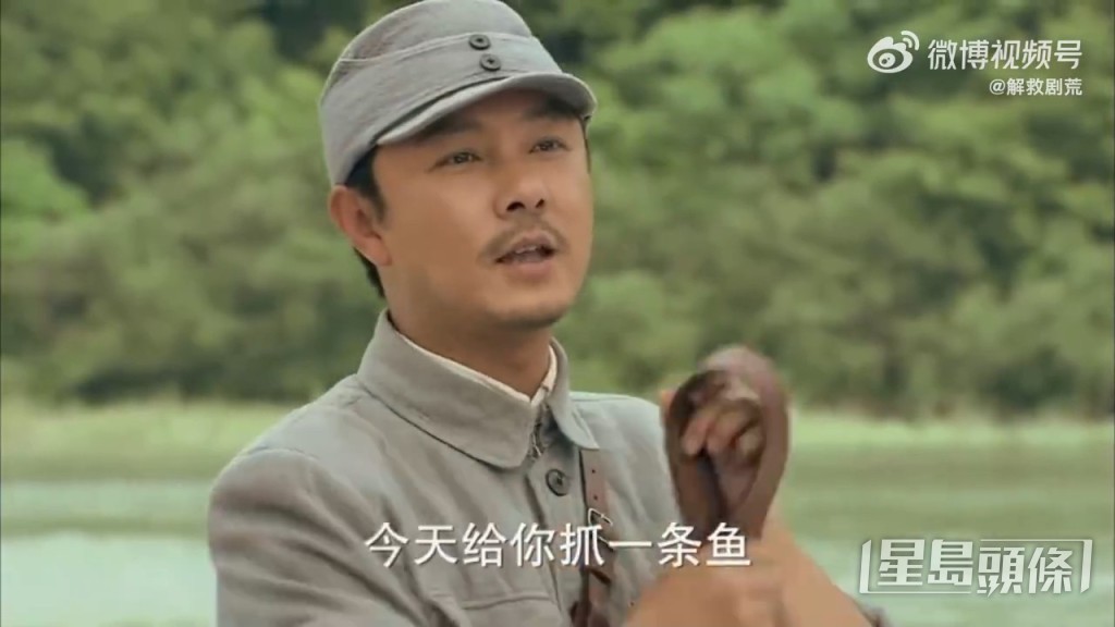 張衛健先除低裝備跳落河，但又唔除帽。