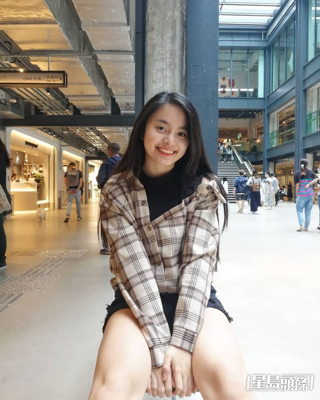 笑容甜美可掬。