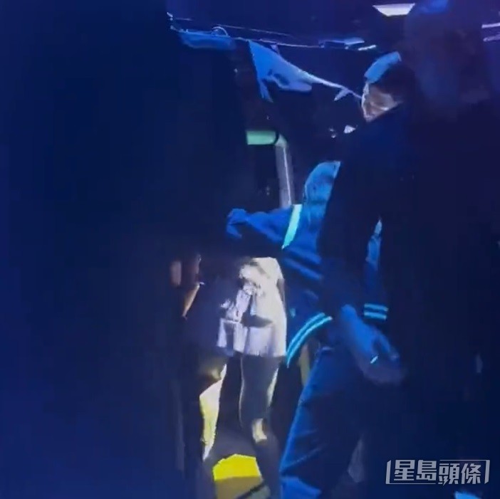 在保安和工作人員護送下,Jennie步進後台休息。