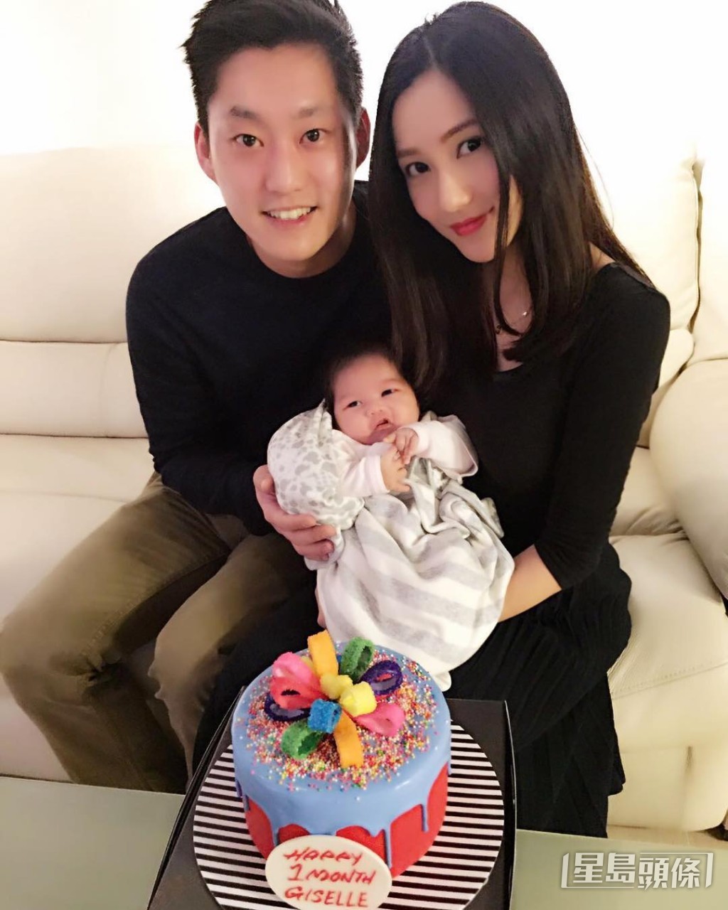 Crystal在2015年已嫁圈外老公，同年12月誕下B女，現在6歲的囡囡也相當可愛，一家三口生活幸福。