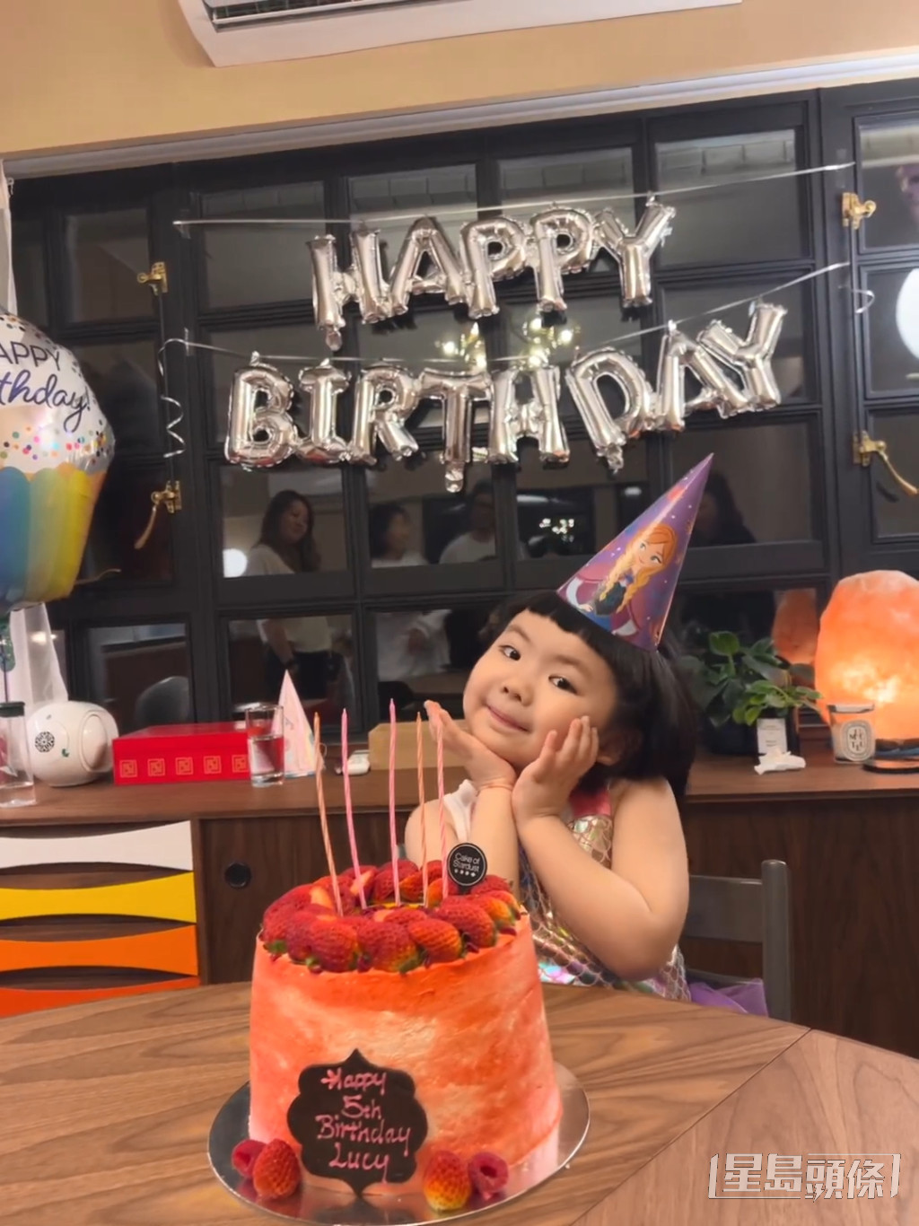 Lucy昨日過5歲生日，在生日直播前，先拍片示範「港女十式」。