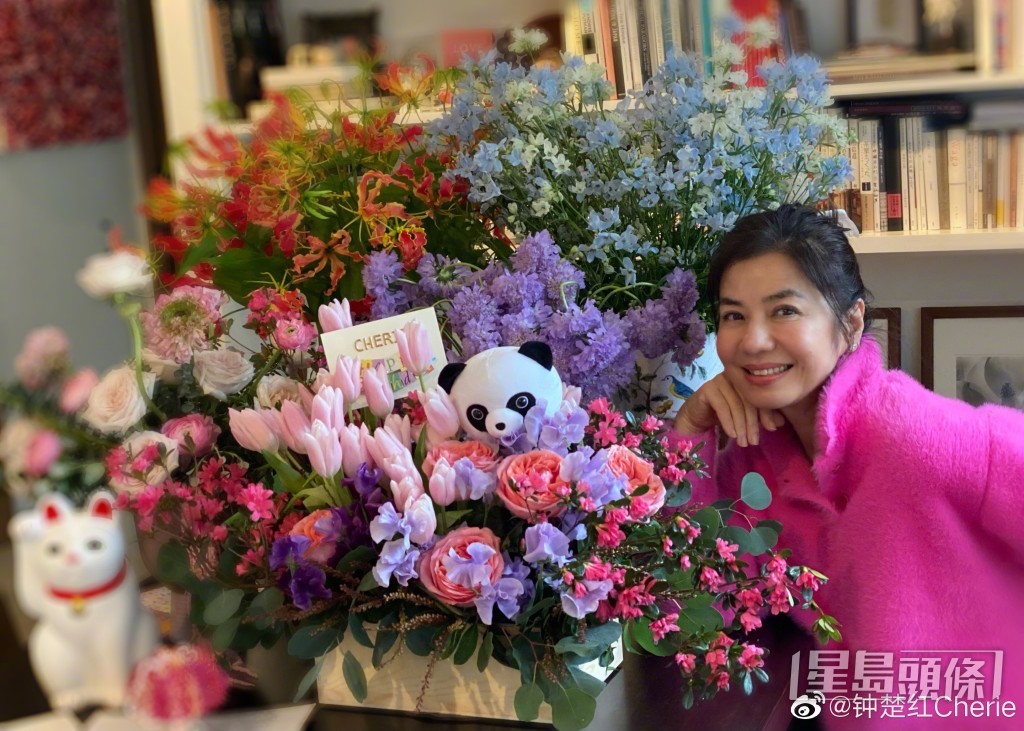 人比花嬌。