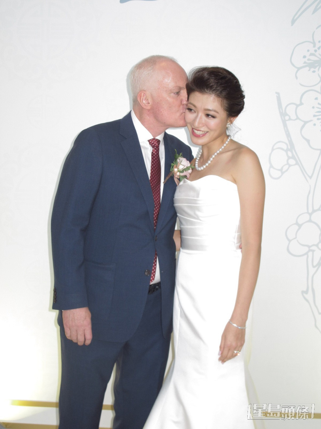 李姿敏2017年嫁给澳洲籍练马师贺贤。